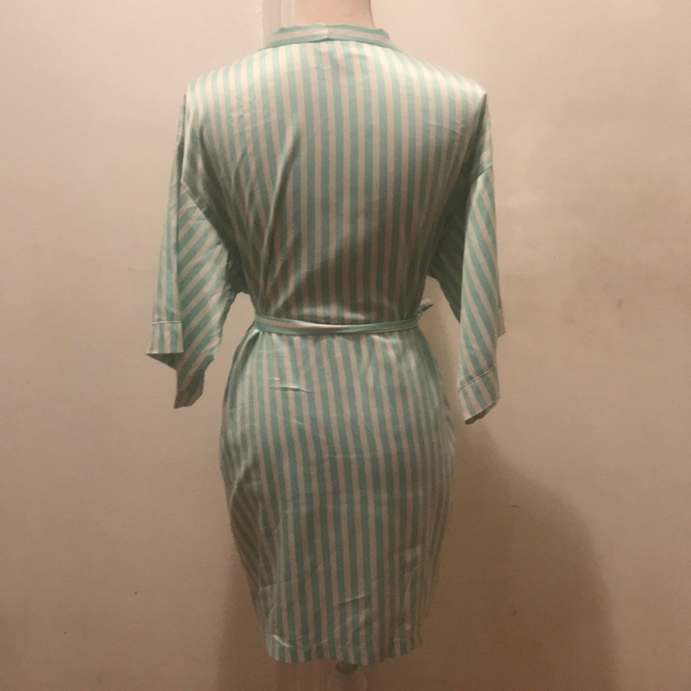 Forever 21 Robe - Picture 4 of 7